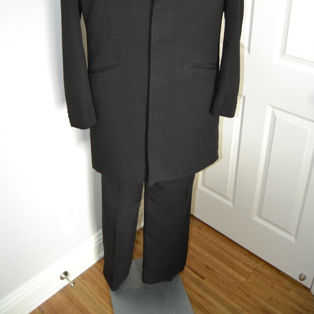 LIZ CLAIBORNE MEN'S 3 BUTTON 3/4 LENGHT  BLACK SUIT. SIZE: 44L, PANT 36/32
